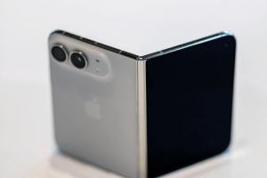 iPhone Duo轉軸有異音、關不緊？蘋果官方：軟體無法修復