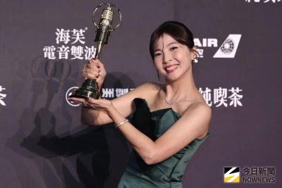 許琡婷奪金鐘上台淚謝全家！感言講4分半大超時　無視提醒被罵翻
