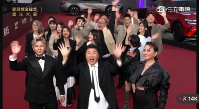金鐘61》陳亞蘭超敢穿黑色短版皮衣大秀腰身！胡瓜、歐漢聲陪走紅毯拚雙獎