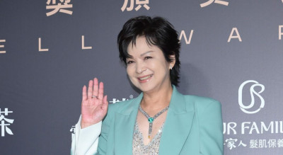 金鐘61》楊貴媚湖水綠西裝搭白褲太帥氣！釦子一開驚見亮片透膚 不輸辣妹