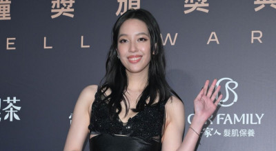 金鐘61》王渝萱黑色亮片Bra辣翻紅毯！裙子一掀竟藏這個亮點
