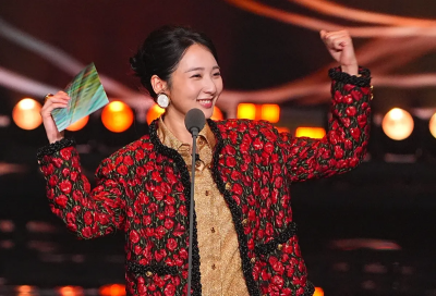 東北大媽衝上金鐘獎！李沐紅花套裝喜氣破表　觀眾笑了：準備過年