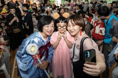 水獺媽媽萬聖派對！蘇巧慧化身「神仙教母」　上千組家庭扮裝同樂