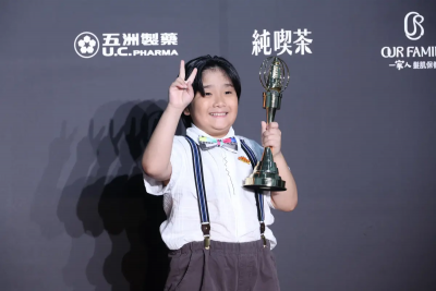 9歲成最小金鐘得主！龍步晞嗨領10萬獎金　只拿3000買哥吉拉