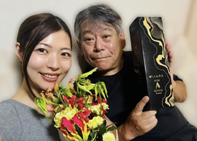 《HERO》男星結婚了！62歲岡山一娶小33歲女友　自嘲得長命百歲