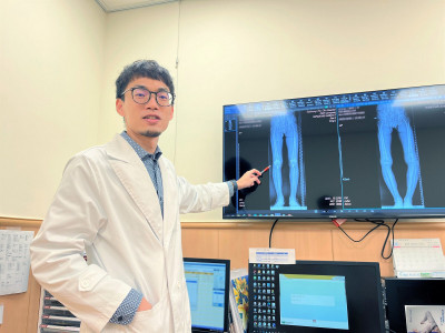 65歲水電工雙膝長期彎曲發炎忍痛未就醫  致雙膝嚴重變形、走路困難