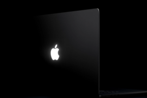 蘋果經典發光 Logo 睽違 10 年回歸！觸控 MacBook Pro 率先搭載