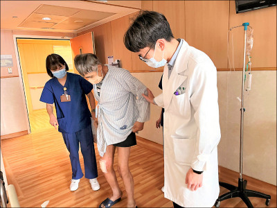 水電工雙膝僵硬Ｏ型腿 換關節重生